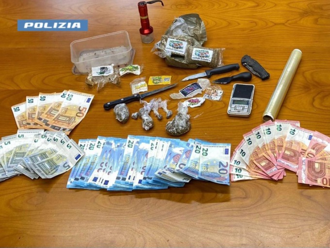 Droga vicino al bidone della batterie usate: arrestato il pusher