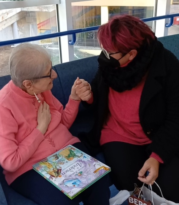 I desideri dei nonni della Rsa esauditi dai “nipoti” di Babbo Natale
