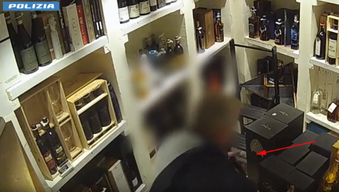 Maxi furti di vino pregiato e gioielli per 450mila euro: indagati due pregiudicati VIDEO