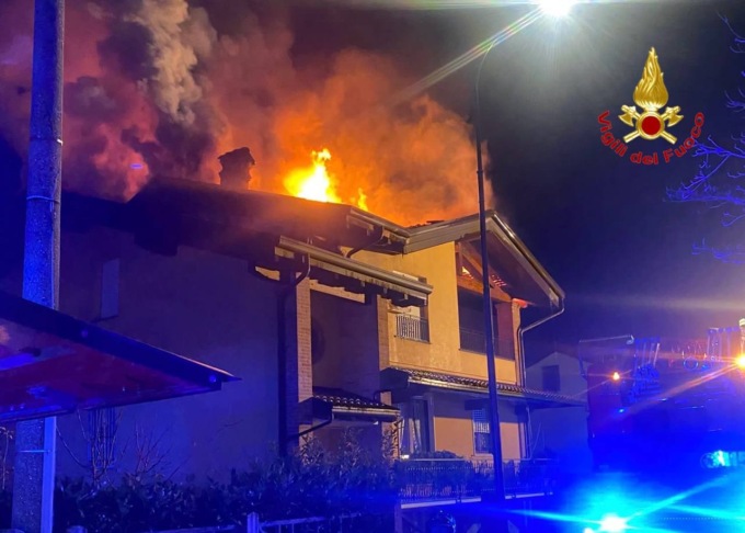 Prende fuoco la canna fumaria, distrutto il tetto