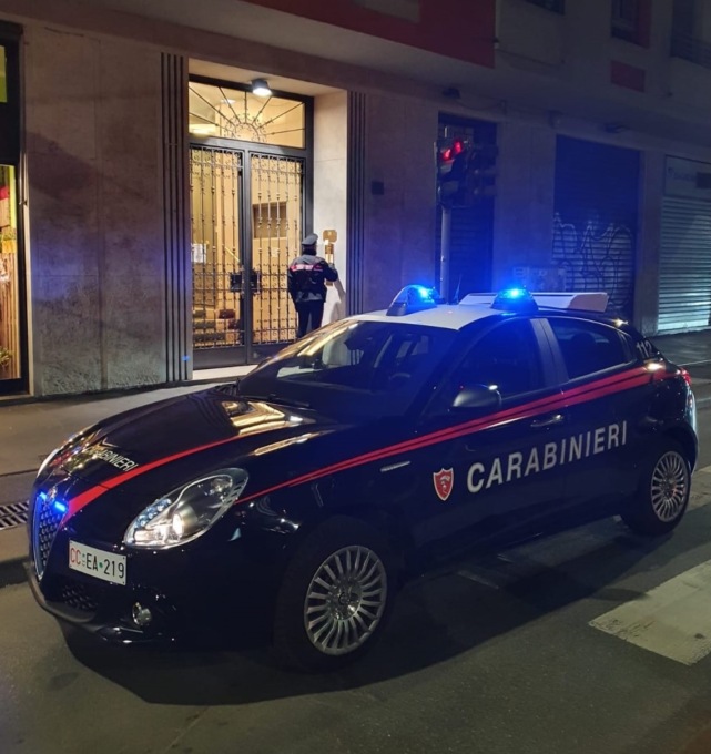 Scappa dai carabinieri con un’auto rubata: arrestato 33enne