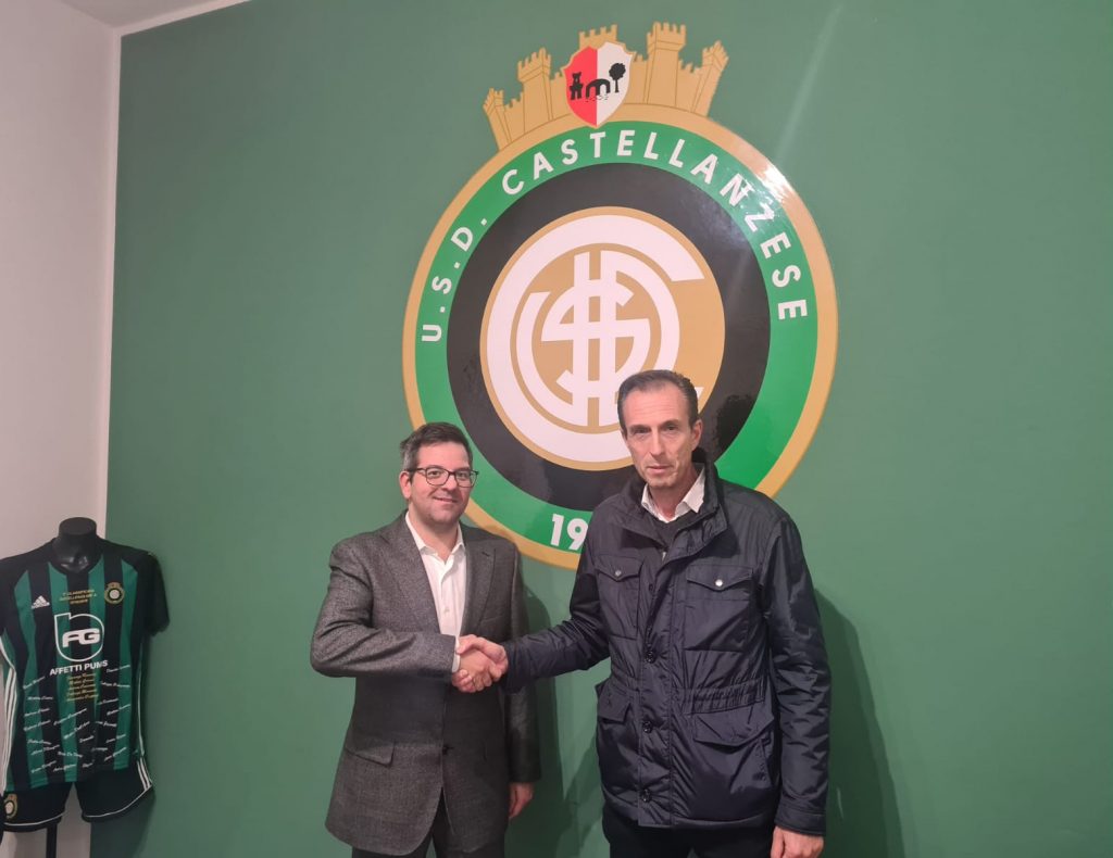 La stretta di mano tra il Presidente della Polisportiva Sant'Ambrogio di Parabiago Michele Carabelli e il Presidente della Castellanzese Alberto Affetti