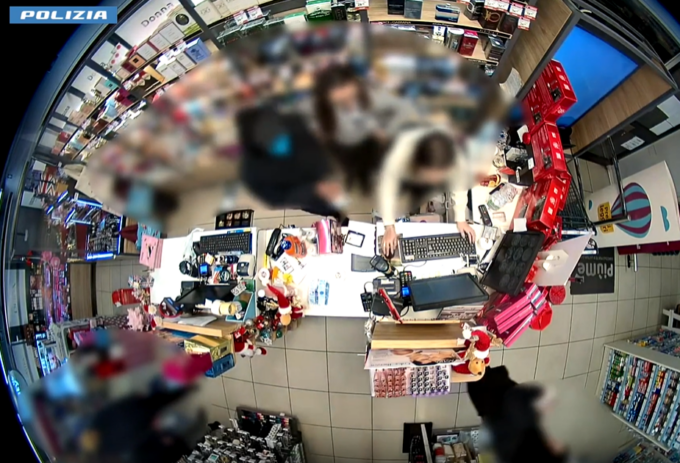 Rapina un supermercato ma i poliziotti lo aspettano fuori e lo arrestano VIDEO