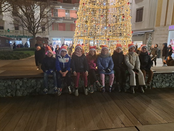L'albero di Natale si illumina tra i canti dei bambini