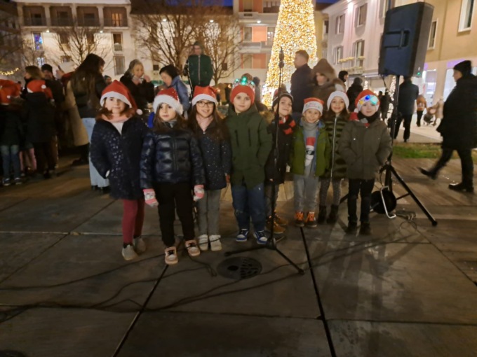 L'albero di Natale si illumina tra i canti dei bambini