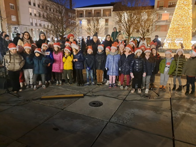 L'albero di Natale si illumina tra i canti dei bambini