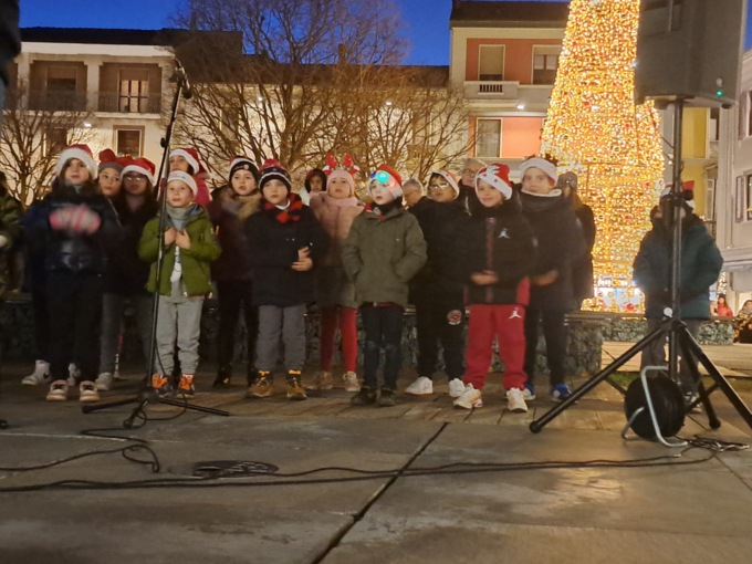 L'albero di Natale si illumina tra i canti dei bambini