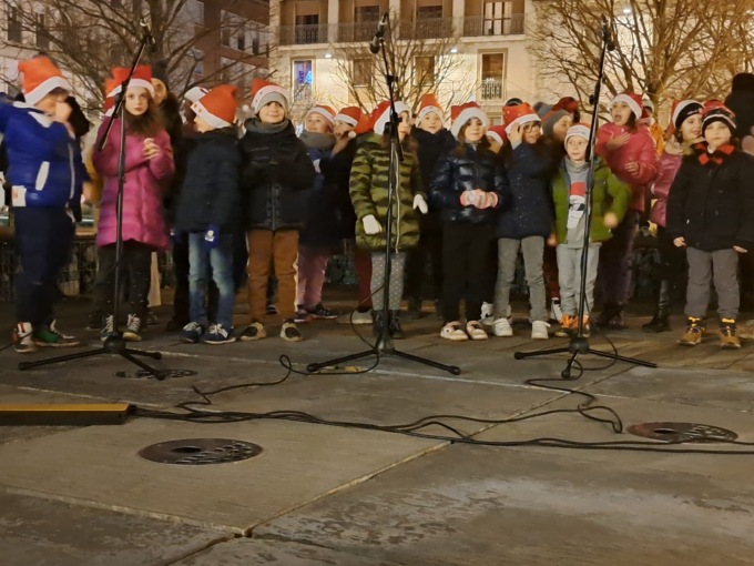 L'albero di Natale si illumina tra i canti dei bambini