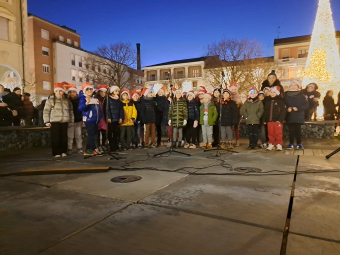 L'albero di Natale si illumina tra i canti dei bambini
