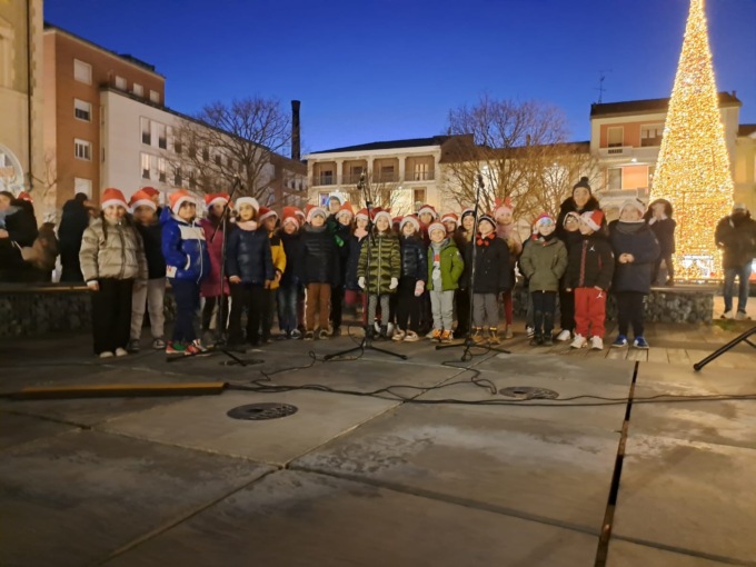 L'albero di Natale si illumina tra i canti dei bambini