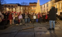 L'albero di Natale si illumina tra i canti dei bambini