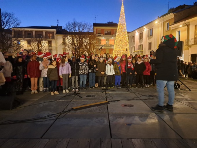 L'albero di Natale si illumina tra i canti dei bambini