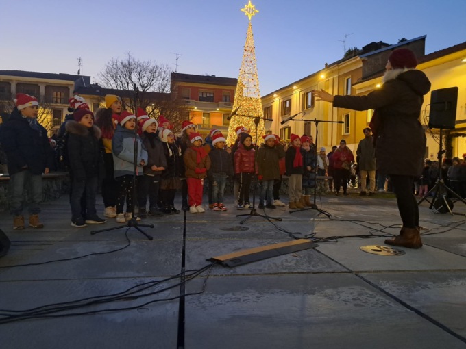 L'albero di Natale si illumina tra i canti dei bambini