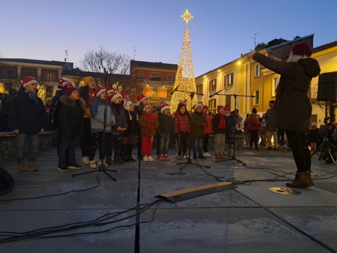 L'albero di Natale si illumina tra i canti dei bambini