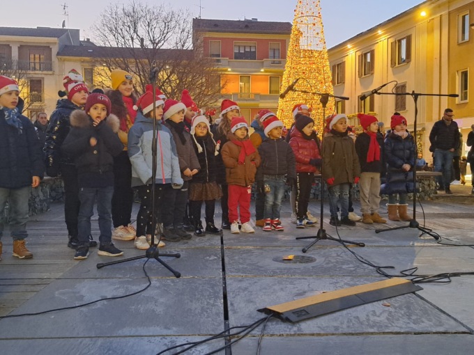 L'albero di Natale si illumina tra i canti dei bambini