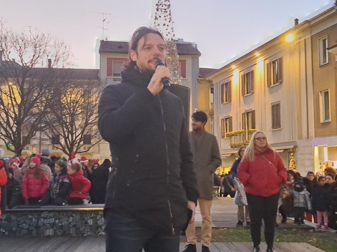 L'albero di Natale si illumina tra i canti dei bambini