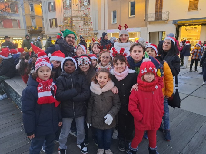 L'albero di Natale si illumina tra i canti dei bambini