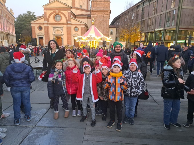 L'albero di Natale si illumina tra i canti dei bambini