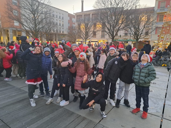 L'albero di Natale si illumina tra i canti dei bambini
