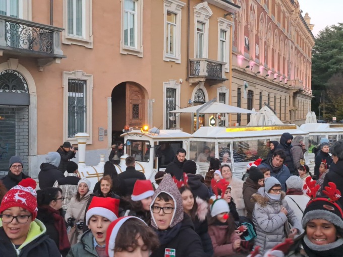 L'albero di Natale si illumina tra i canti dei bambini
