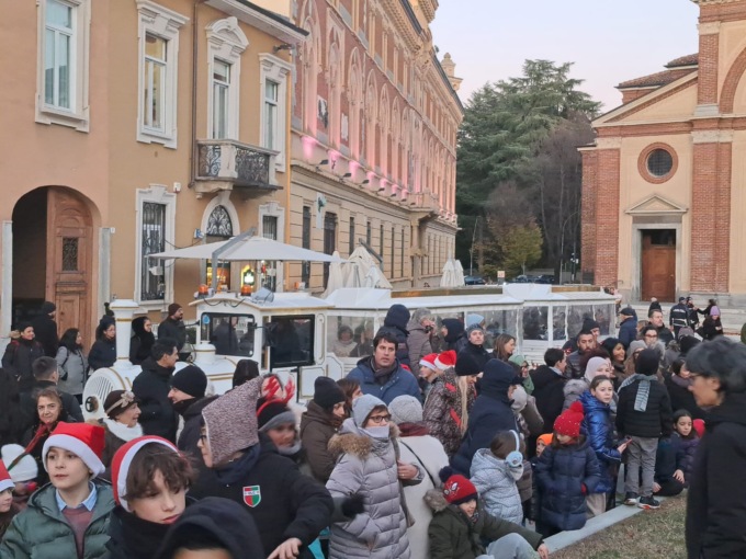 L'albero di Natale si illumina tra i canti dei bambini