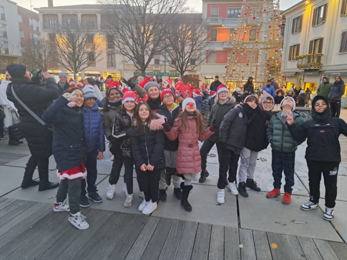 L'albero di Natale si illumina tra i canti dei bambini