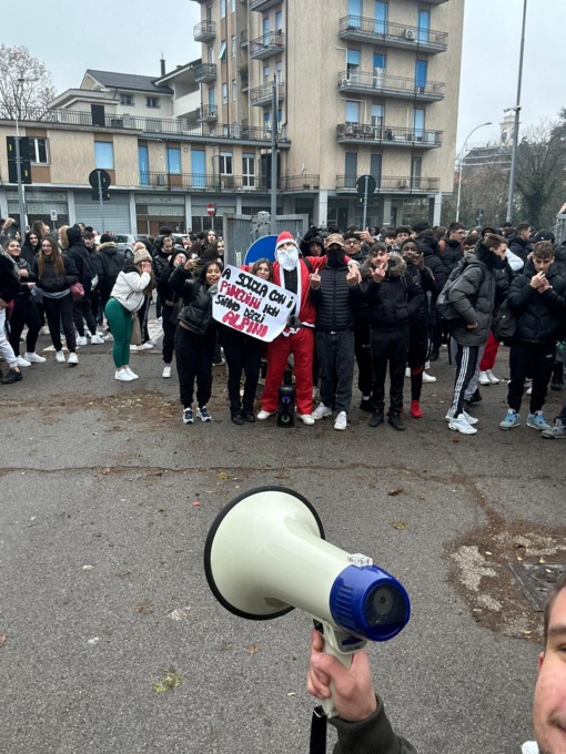15 gradi in classe: studenti del Maggiolini ancora in protesta