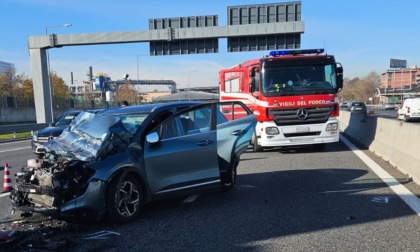 Scontro fra auto in A8: 41enne finisce in ospedale