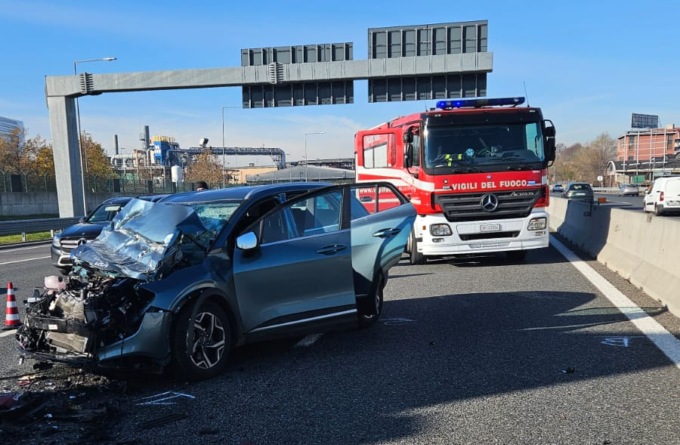 Scontro fra auto in A8: 41enne finisce in ospedale