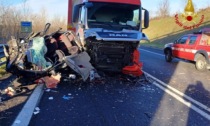 Auto schiacciata da un camion: 40enne finisce in ospedale