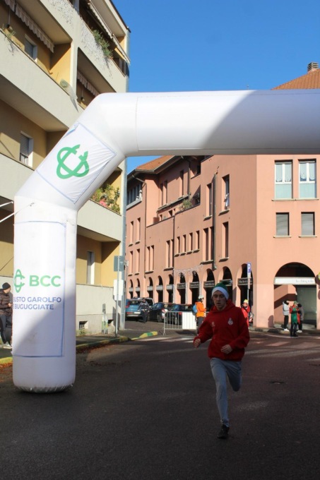 Oltre 170 Babbi Natale gialloverdi di corsa alla Runt'Ambroeus