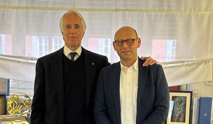 La maglia iridata di Libero Ferrario nelle mani del Coni
