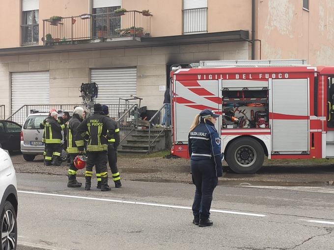 Incendio in un negozio: sul posto i Vigili del fuoco