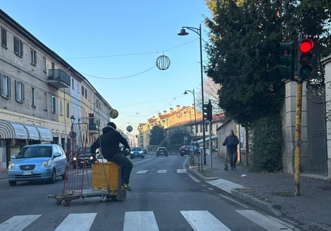Mobilità “sostenibile”: in giro per la strada a bordo di un transpallet elettrico