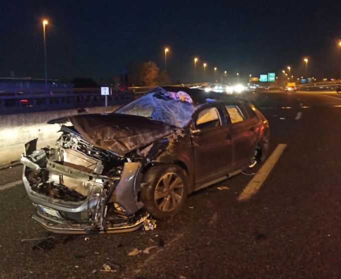 Auto si ribalta in autostrada: donna finisce in ospedale