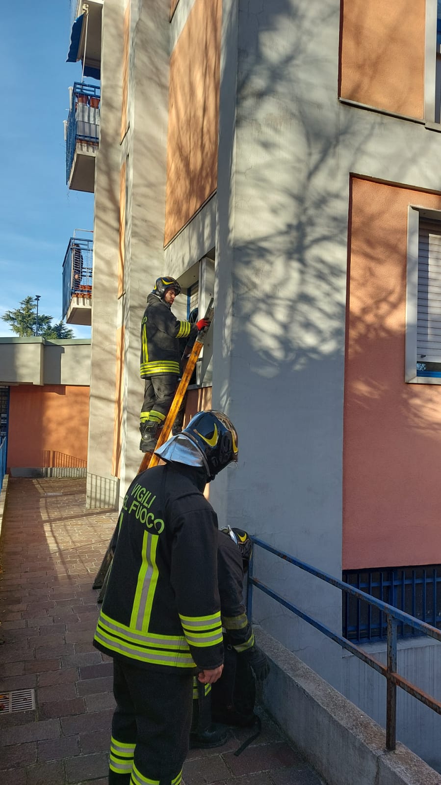 Bollate, Vigili del Fuoco soccorso persona