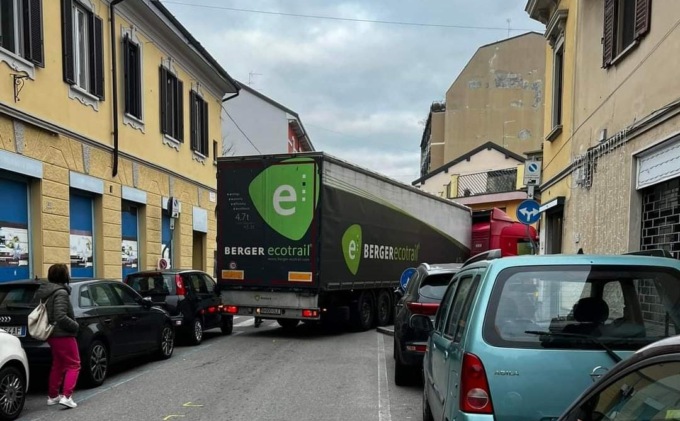Camion si perde in centro città e rimane incastrato