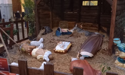 Un altro presepe vandalizzato: statue buttate a terra nella notte