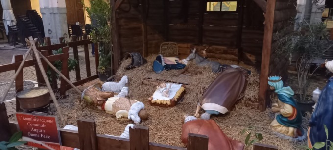 Un altro presepe vandalizzato: statue buttate a terra nella notte