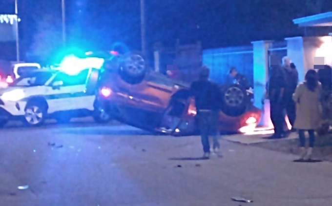 Auto si ribalta dopo lo scontro con un’altra vettura