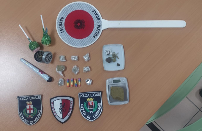 A spasso con addosso 8 dosi di cocaina: preso