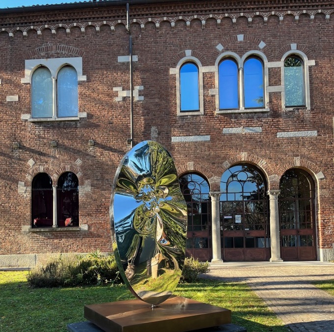 Le sculture di luce di Helidon Xhixha in cinque punti della città
