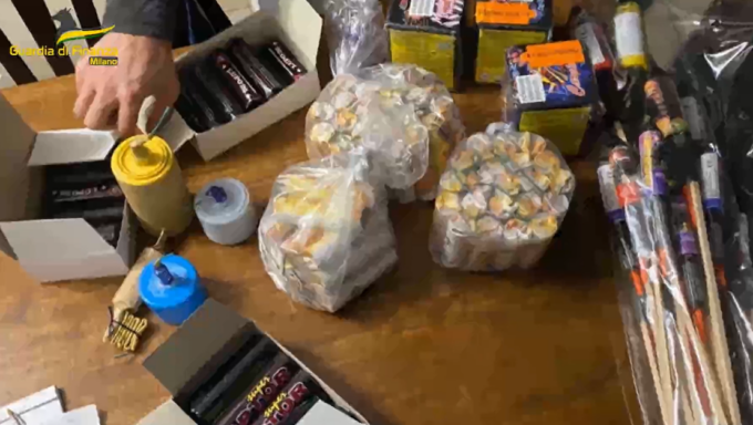 Sequestrate 4 tonnellate di fuochi d’artificio illegali: arrestate sette persone