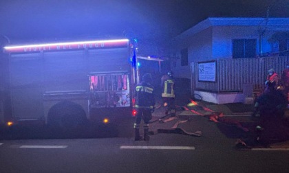 Attimi di paura in via Castellazzo per un incendio alla Vetreria Rhodense - IL VIDEO