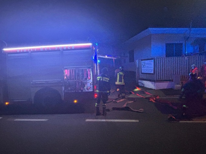 Attimi di paura in via Castellazzo per un incendio alla Vetreria Rhodense – IL VIDEO