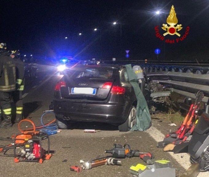 Incidente nella notte: morto un 22enne, l’amico di 19 anni è gravissimo