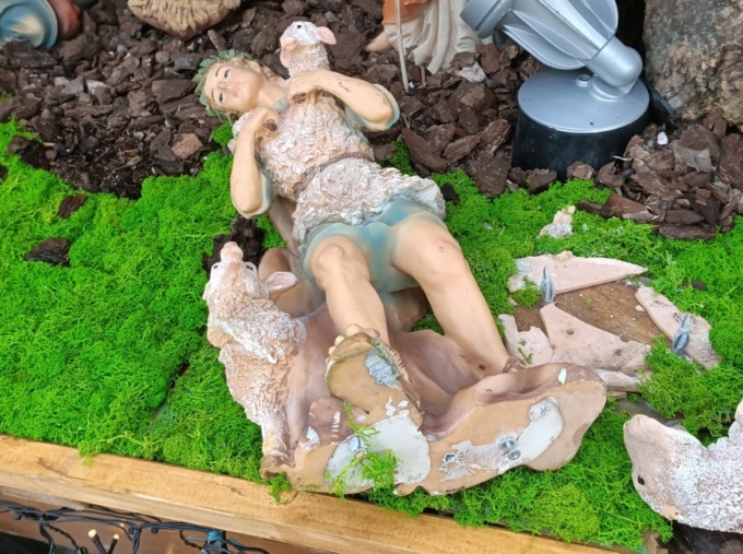Vandali colpiscono il presepe di “Olona viva”