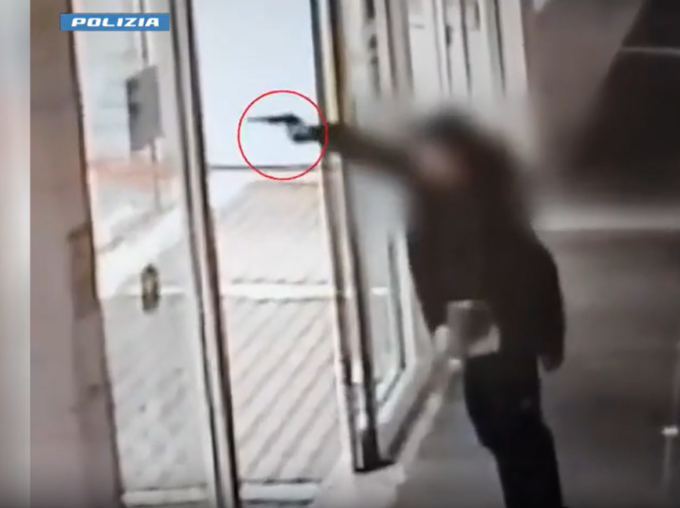 Minacce con la pistola a salve: 16enne finisce in carcere