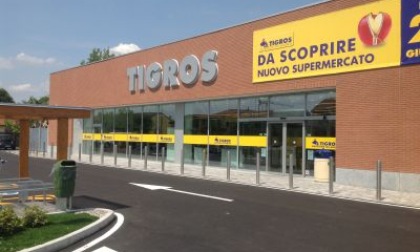 Entrano al Tigros e fanno la spesa riempiendo l'interno dei loro giubbotti