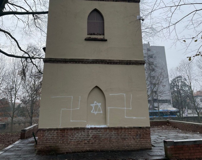 Sfregiata nuovamente  la torretta del parco della Fossa